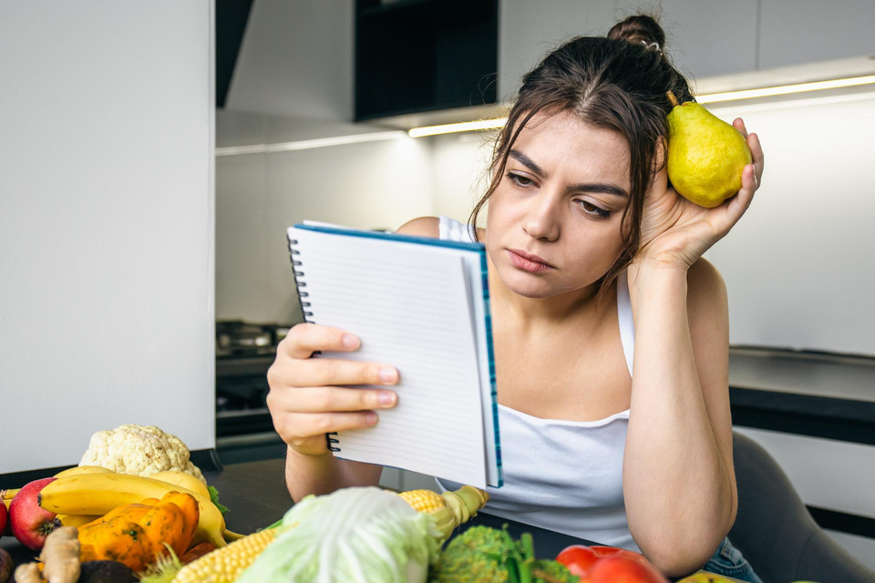 Продукти харчування або їх поєднання може викликати головний біль. Джерело: Freepik Щоб уникнути частих головних болів, потрібно регулювати свій раціон і режим дня