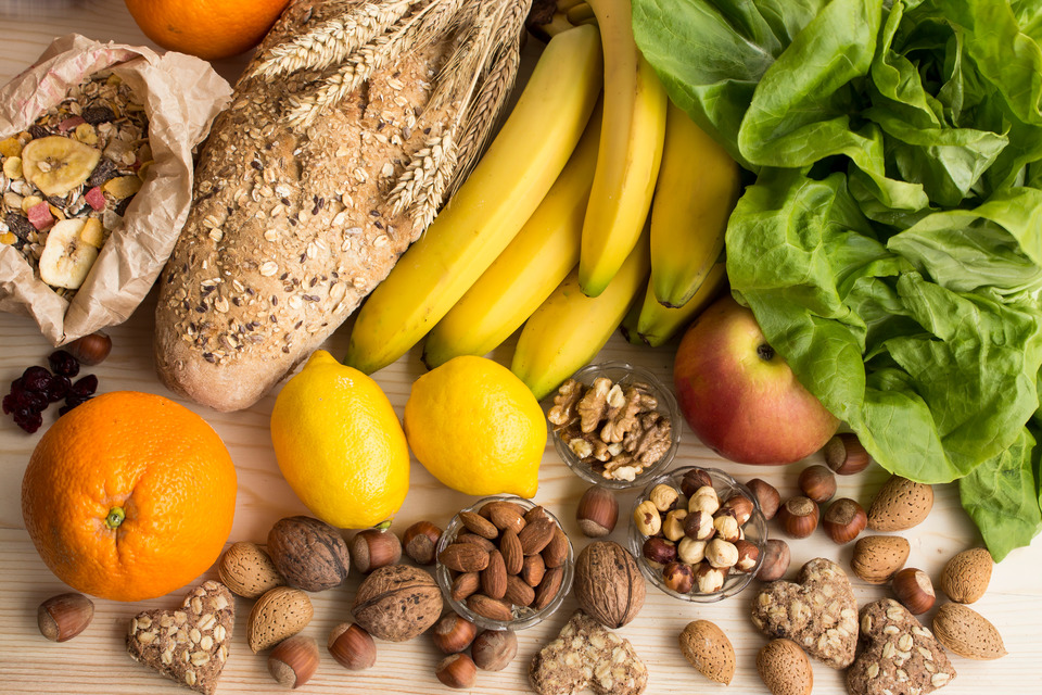Продукти, багаті калієм і магнієм, це банани, авокадо, зелень і горіхи